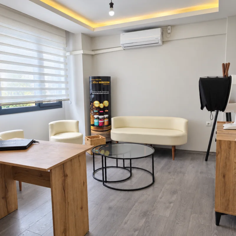 Kliniğin bekleme ve karşılama alanı: oturma grubu ve danışma masası