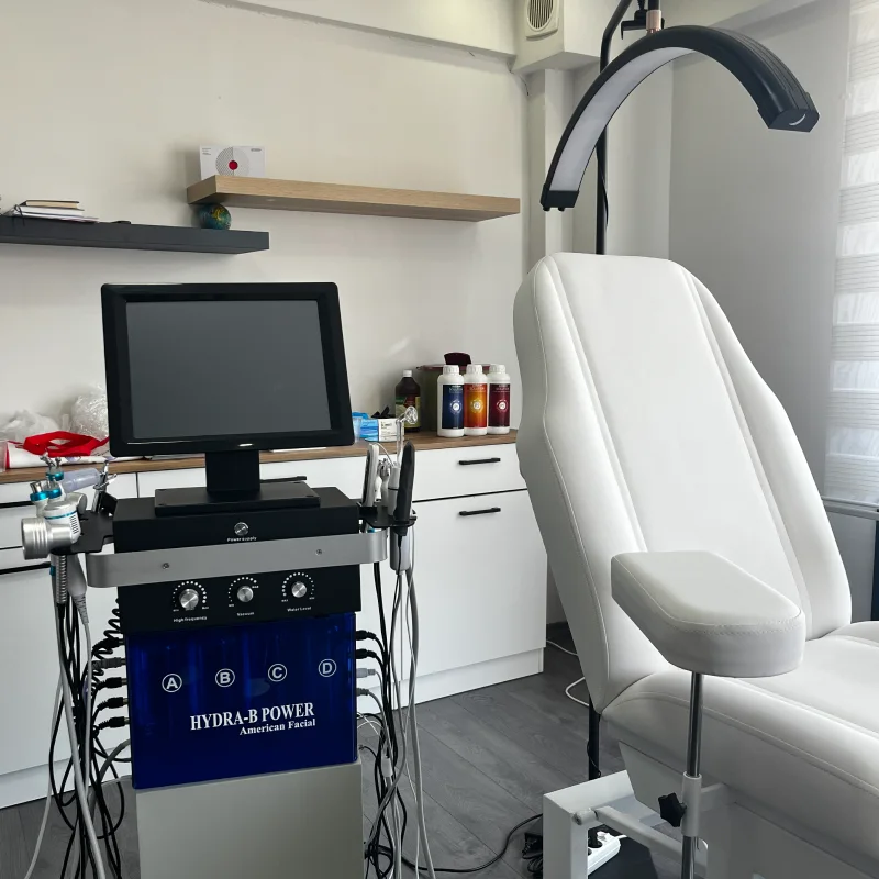 Kliniğin işlem odası: uygulama koltuğu ve cihaz