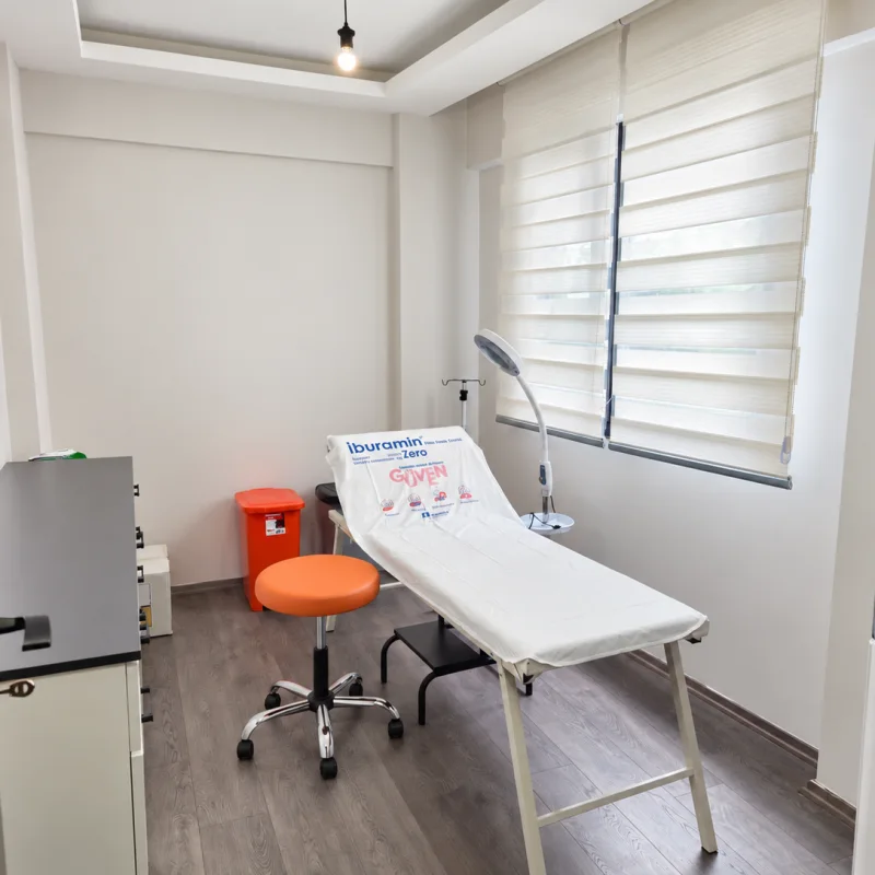 Kliniğin ikinci muayene odası: muayene masası ve tabure